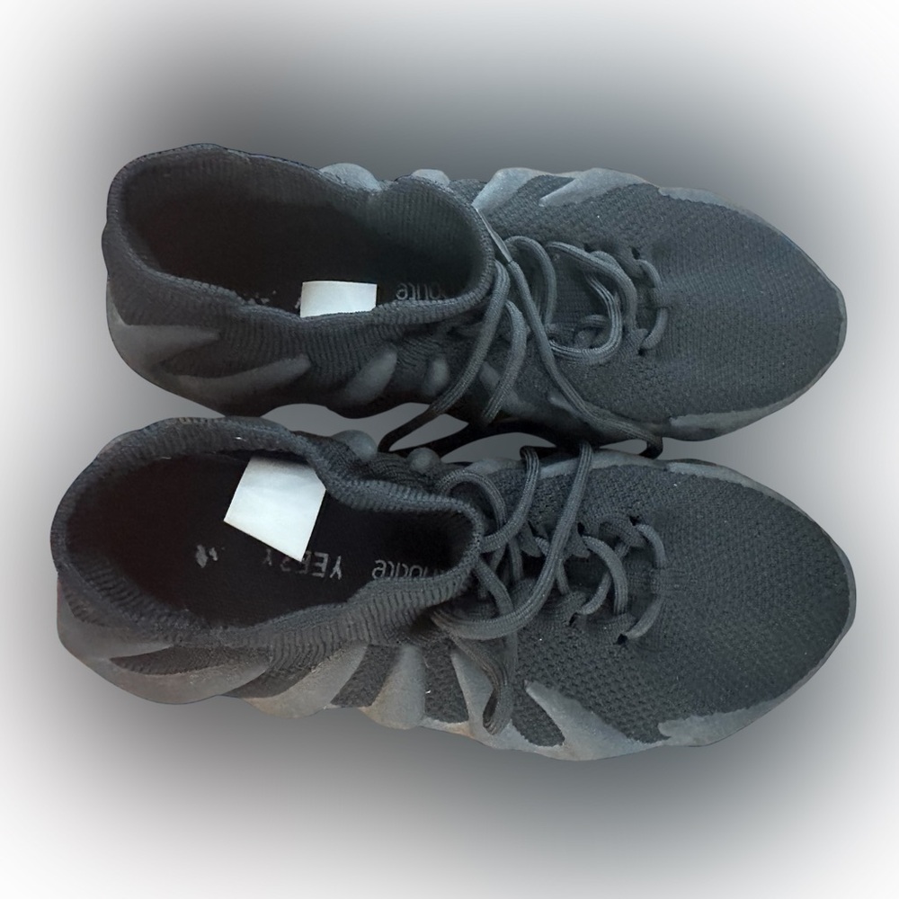 Black authentic Yeezy 450 sz 7 Sneakers!